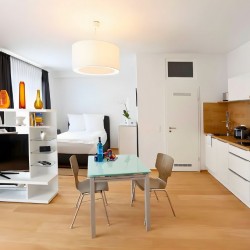 Apartment Altstadt 1 – Wohnbereich- Küche und Schlafbereich im offenen Studio in Düsseldorf Altstadt