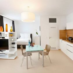 Apartment Altstadt 1 – Wohnbereich Kueche und Schlafbereich im offenen Studio in Duesseldorf Altstadt