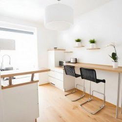 Apartment Derendorf 3 – Offene Kueche mit Fruehstuecksbar Barhockern und Tageslicht in Duesseldorf