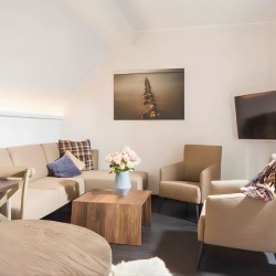 Apartment Gartenhaus 1 – Helles gemuetliches Wohnzimmer mit moderner Einrichtung fuer Langzeitaufenthalte