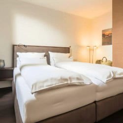 Apartment Gartenhaus 1 – Modernes Schlafzimmer mit Doppelbett fuer moebliertes Wohnen auf Zeit