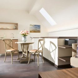 Apartment Gartenhaus 1 – Stilvoller Essbereich mit moderner Küche und viel Tageslicht