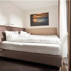 Apartment Gartenhaus 2 – Modernes und lichtdurchflutetes Schlafzimmer fuer komfortables moebliertes Wohnen auf Zeit