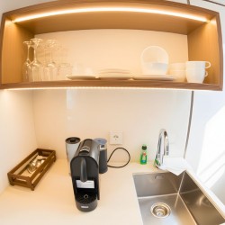 Apartment Juistblick 1 – Moderne Kuechenzeile mit Geschirr und Kaffeemaschine fuer Ihren komfortablen Aufenthalt