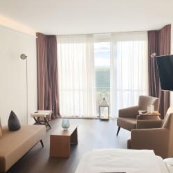 Apartment Marienhoehe 1 – Heller Wohnbereich mit gemuetlicher Sitzecke und Panoramafenstern