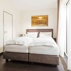 Apartment Morgensonne 1 – Helles Schlafzimmer mit Doppelbetten für komfortables Langzeitwohnen