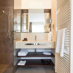 Apartment Morgensonne 1 – Modernes Badezimmer mit großer Dusche und hochwertiger Ausstattung