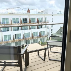 Apartment Morgensonne 4 – Balkon mit Sitzgelegenheit und Blick in den Innenhof für entspannte Stunden