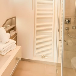 Apartment Morgensonne 4 – Hochwertiges Badezimmer mit Dusche und Handtuchheizung