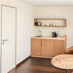 Apartment Morgensonne 4 – Moderne Küchenzeile mit gemütlicher Frühstücksecke für Ihren Aufenthalt