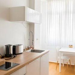 Einbaukueche im Apartment Derendorf 3 – Kuechenzeile und Essplatz mit grossem Fenster in Duesseldorf