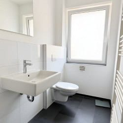 Helles Badezimmer im Apartment Bilk 1 – Waschbecken WC und Fenster in Duesseldorf