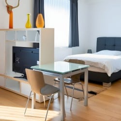 Helles Schlafzimmer mit Arbeitsplatz – Apartment Altstadt 3 Duesseldorf – Moeblierte Wohnung