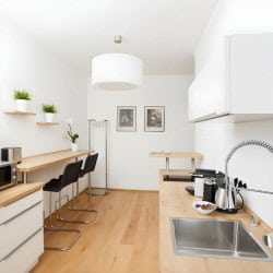 Moderne Einbaukueche im Apartment Derendorf 3 – Heller Raum mit Sitzbereich und Designarmatur in Duesseldorf