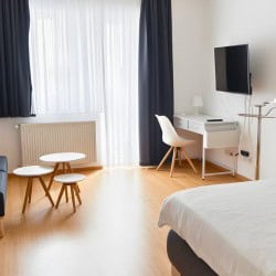 Modernes Apartment Bilk 1 – Studio mit TV Schreibtisch und viel Tageslicht in Duesseldorf