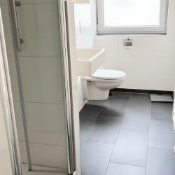 Modernes Bad im Apartment Bilk 1 – Dusche WC und Fenster mit Tageslicht in Duesseldorf