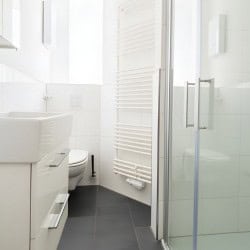 Modernes Badezimmer im Apartment Hofgarten 0 – Dusche Handtuchheizkoerper und Tageslicht in Duesseldorf