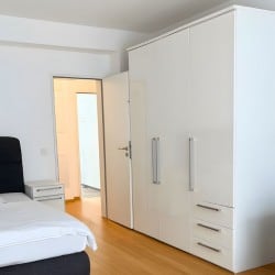Moebliertes Apartment Bilk 1 – Grosser weisser Kleiderschrank und geraeumiges Schlafzimmer in Duesseldorf