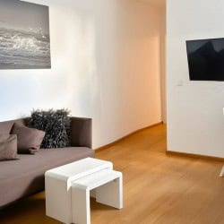 Wohnraum mit Sofa und Essbereich im Apartment Hofgarten 0 – Smart TV und stilvolle Einrichtung in Duesseldorf